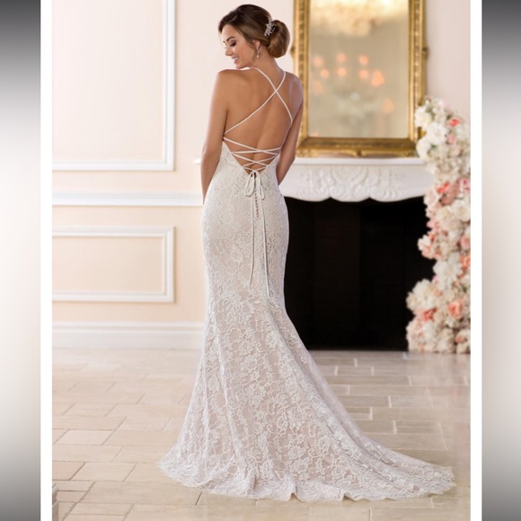 Elegant Lace Wedding Dress - Picture 3 of 16